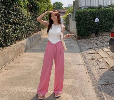 Phối quần ống rộng với áo sát nách