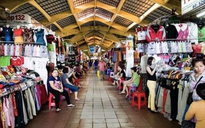 Nhập hàng giá sỉ tại một khu chợ đầu mối tại Việt Nam