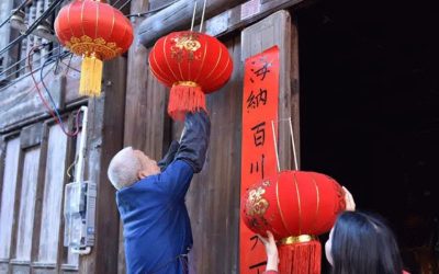 Ta có thể dễ dàng bắt gặp hình ảnh những chiếc đèn lồng và câu đối đỏ treo trước cửa nhà các gia đình Trung Quốc