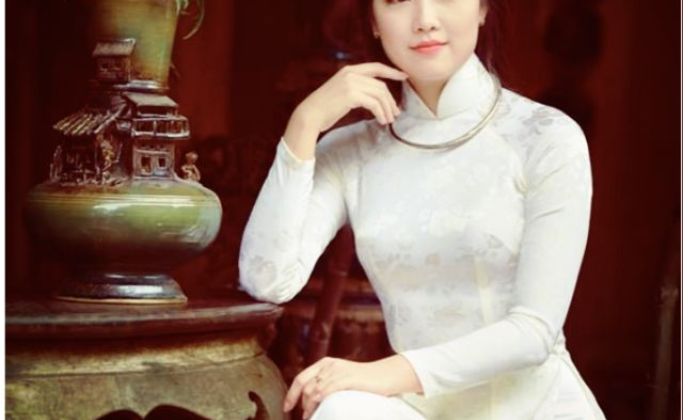 Vải gấm trắng thường được dùng để may áo dài